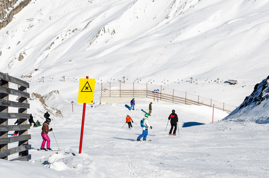 Scheda di sistema - cartello giallo di avvertimento "Attenzione attraversamento pista da sci"