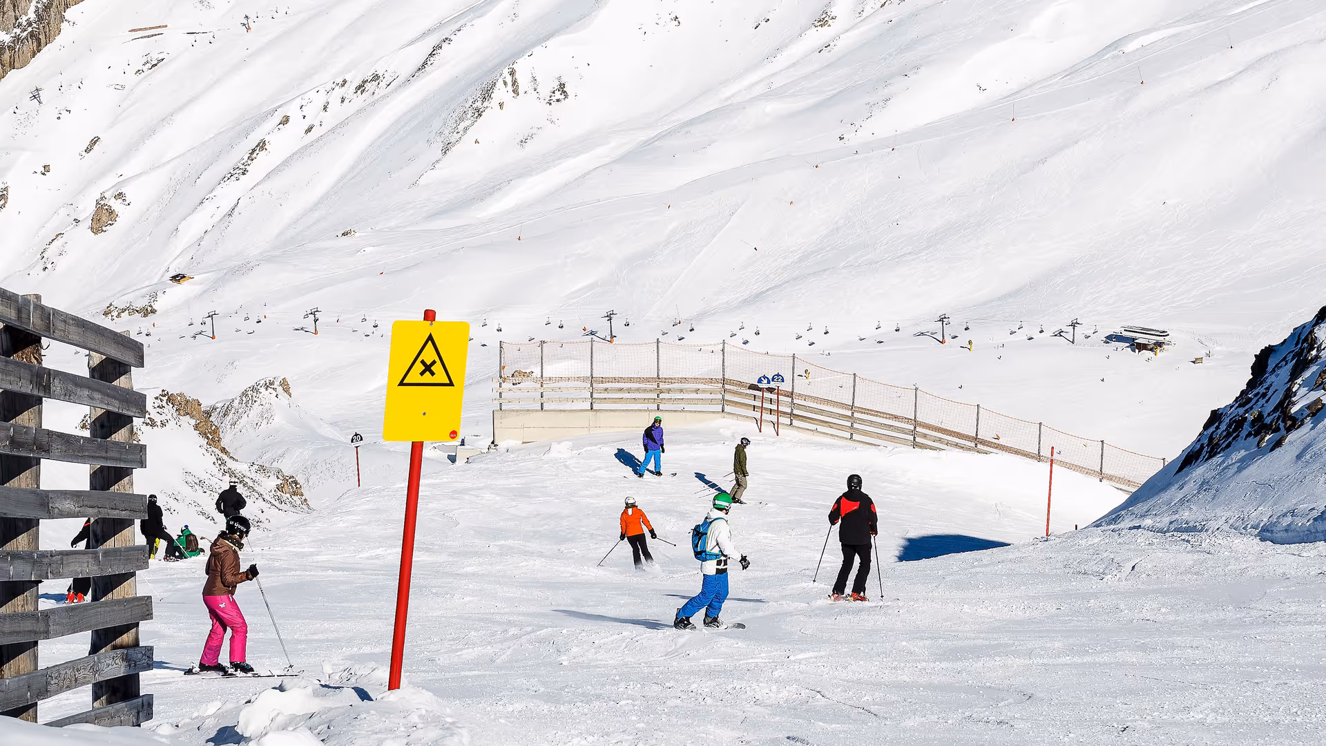 Systemtafel - gelbes Warnschild "Achtung Skipiste kreuzt"