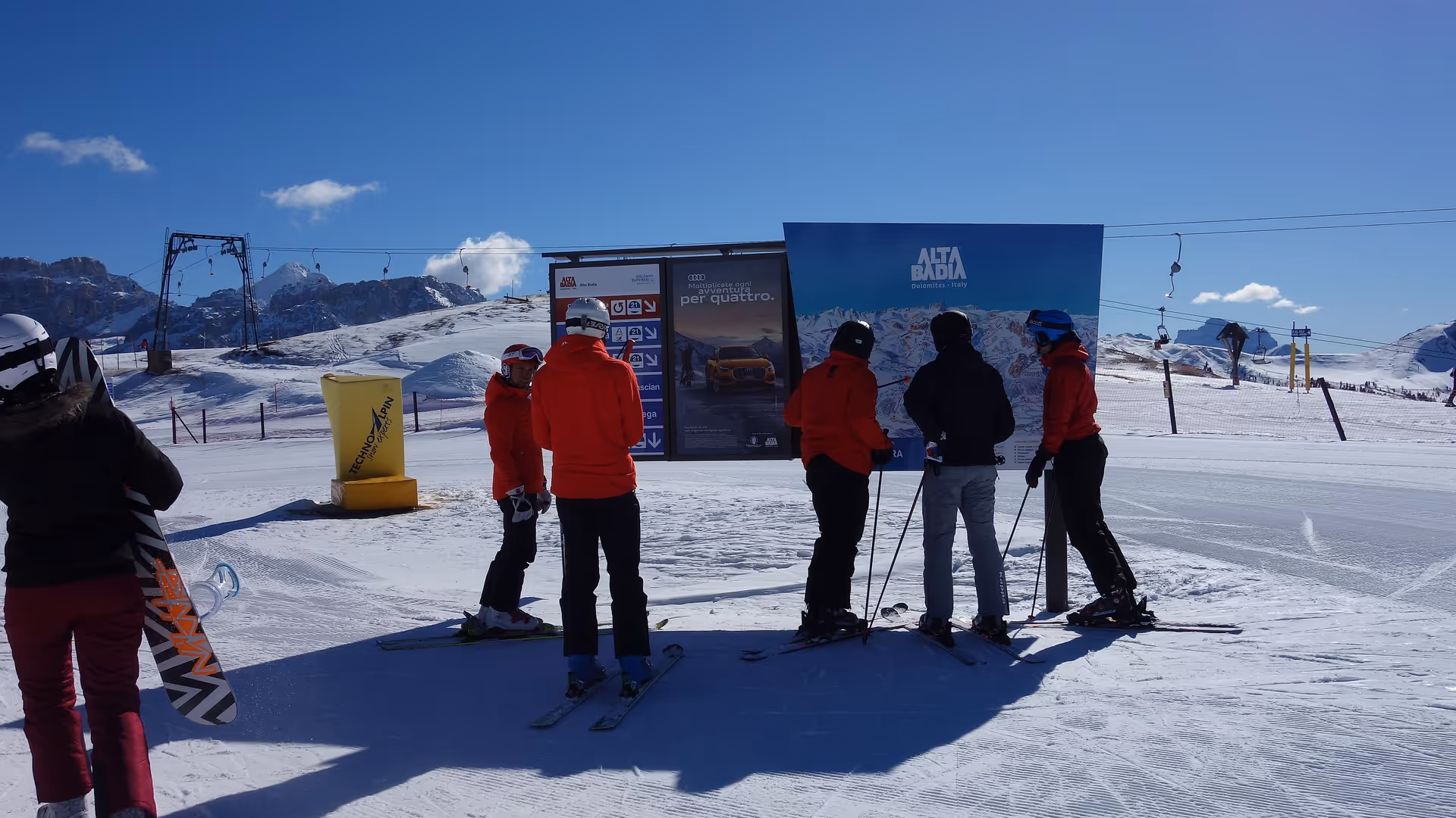Segnaletica piste combinata sia con la pubblicità che con la cartina panoramica ad Arabba