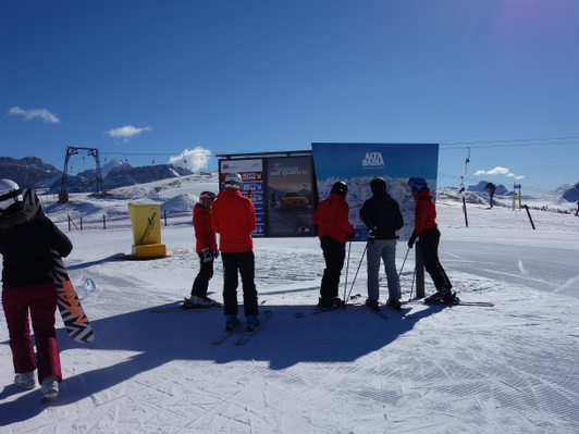 Segnaletica piste combinata sia con la pubblicità che con la cartina panoramica ad Arabba
