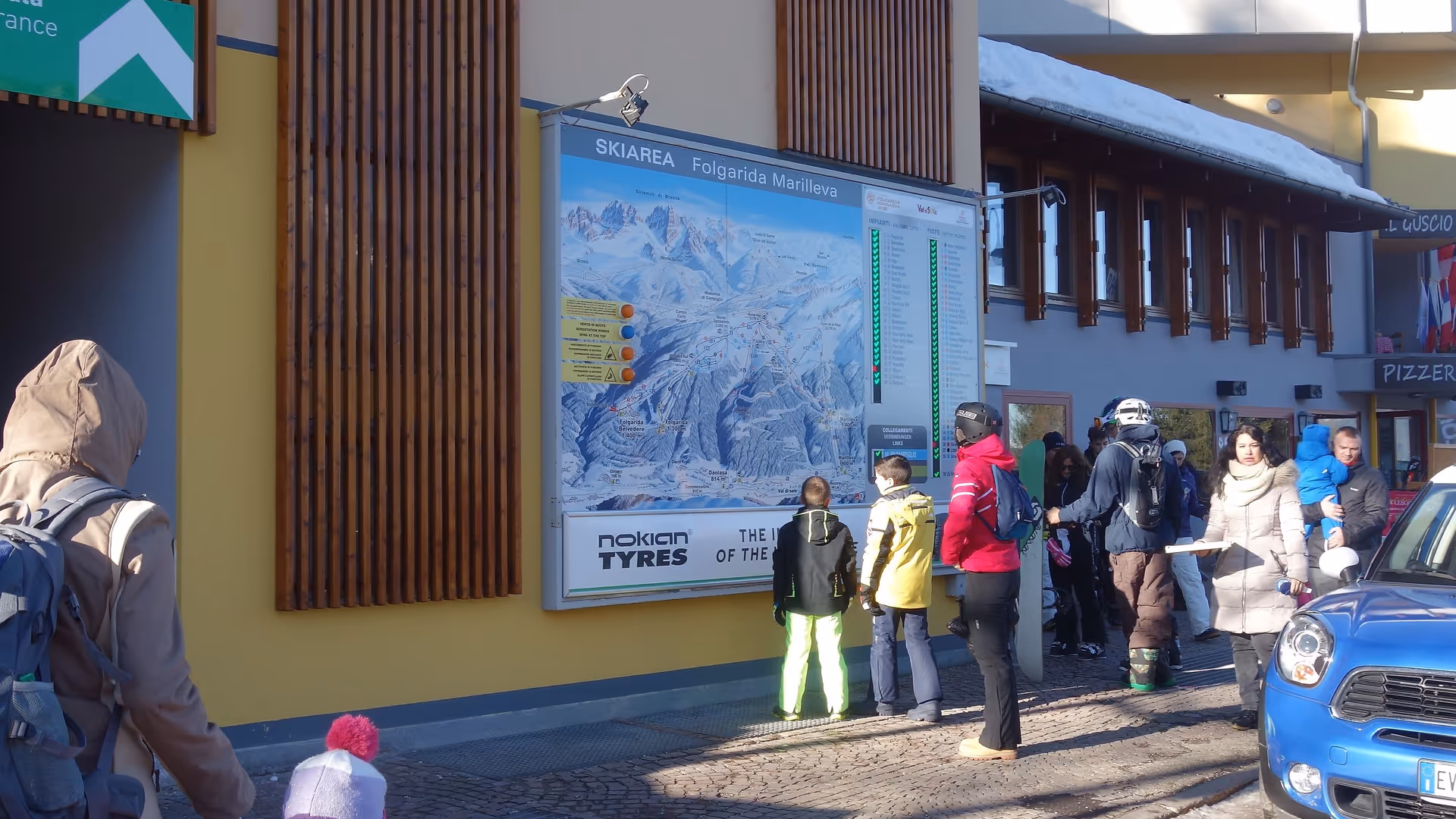 Tabellone panoramico con banner pubblicitario presso Folgarida