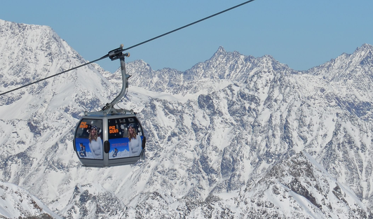 La cabinovia della stazione sciistica di Sölden è stata contrassegnata con il motivo del Piz Puin.