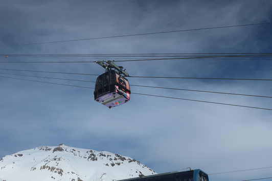 La gondola del comprensorio sciistico è stata contrassegnata con un motivo Lindeberg.