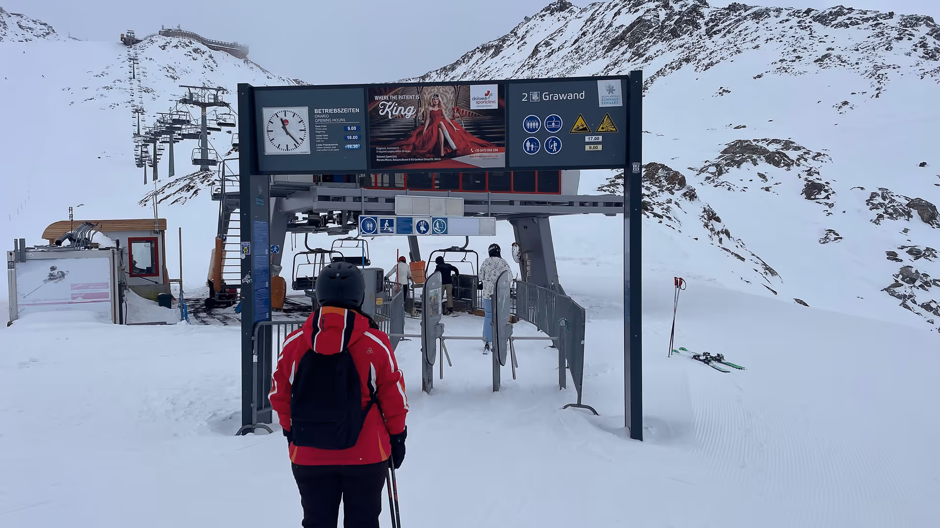 Access portal with analog clock in Senales