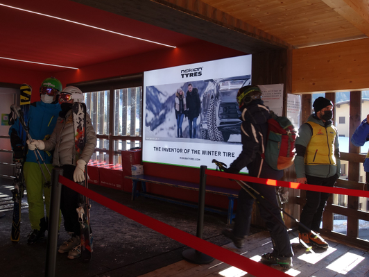 Lightbox all'entrata della cabinovia 5 Laghi a Madonna di Campiglio