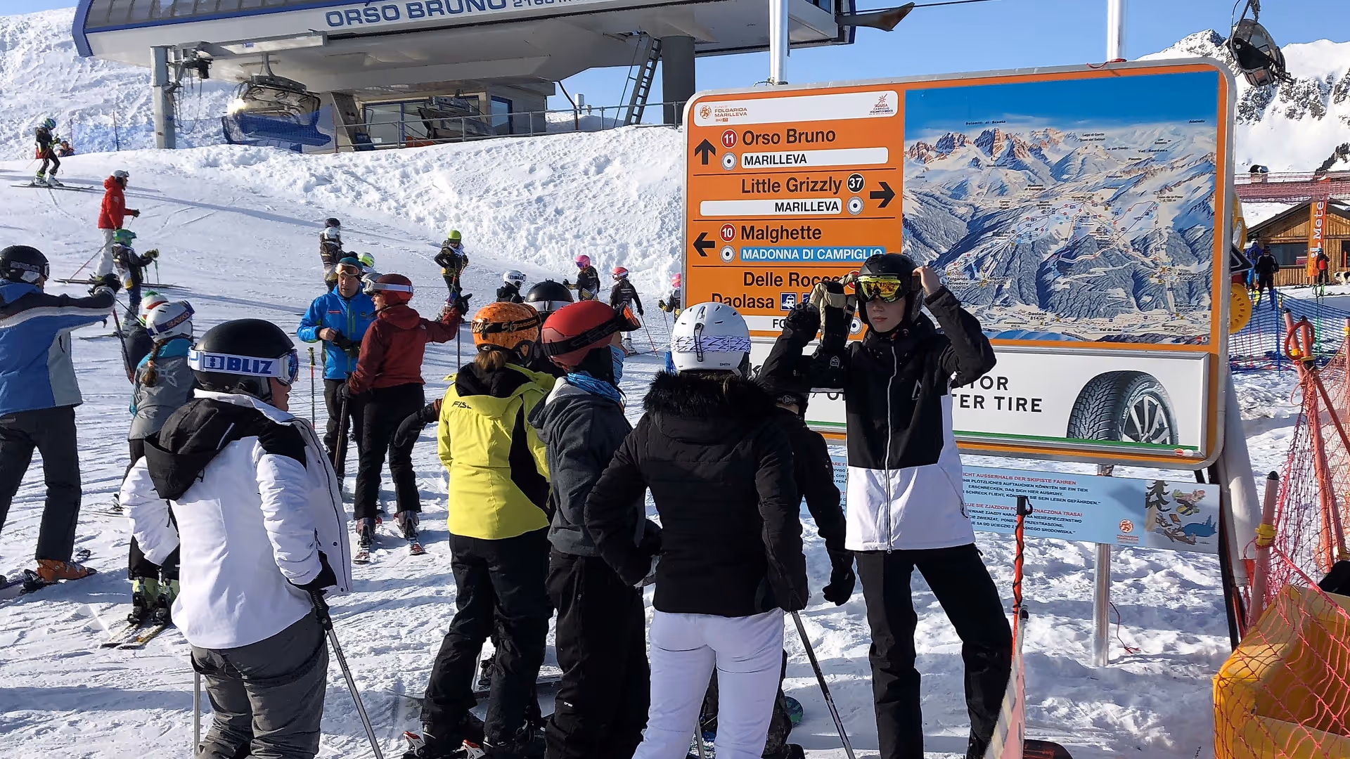 Segnaletica piste con banner pubblicitario a Folgarida Marilleva
