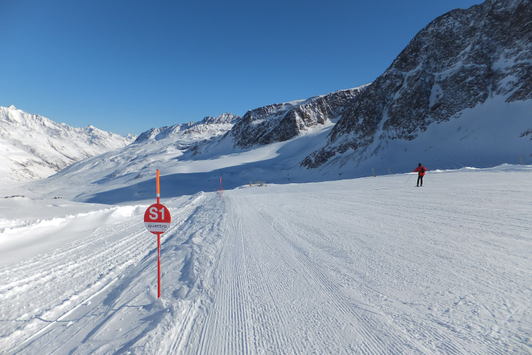 Slope marking in Schnalstal Valley