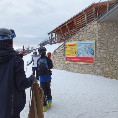 Segnaletica piste abbinata a banner pubblicitario a Cortina (Col Drusciè)