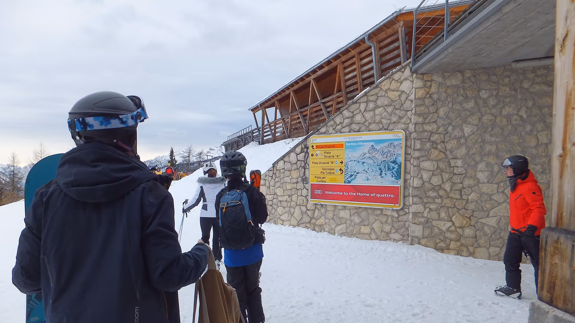 Segnaletica piste abbinata a banner pubblicitario a Cortina (Col Drusciè)