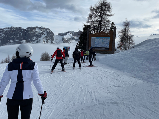 Tabellone panoramico con banner pubblicitario e struttura realizzata ad-hoc presso Madonna di Campiglio
