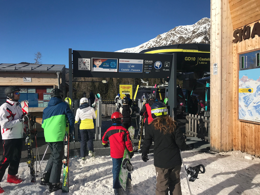 Portail d'entrée avec horloge analogique à Bellamonte